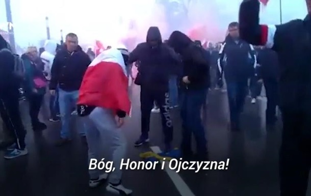Футбольні фанати на Марші незалежності спочатку потопталися, а потім спалили український прапор.