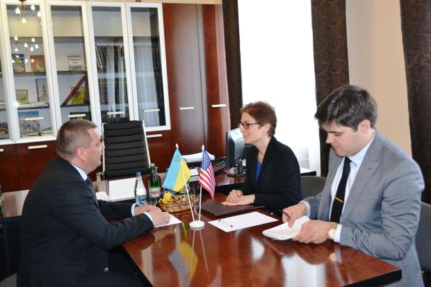Сьогодні ,24 квітня, посол США в Україні пані Марі Йованович, разом з нашими військовими, відвідала в Берегові колишню-майбутню військову частину.
