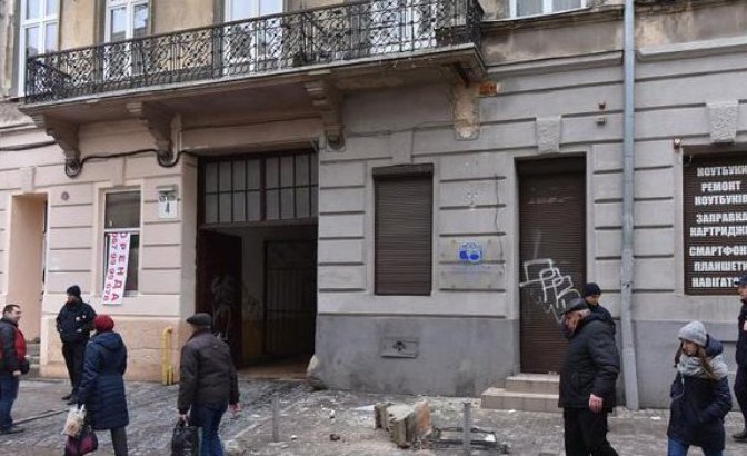 В четвер, 14-го грудня, близько 11:40, на вулиці Шевченка, 4а обвалився фрагмент балкону.
