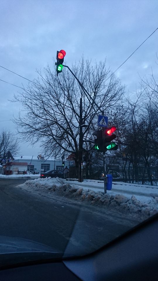 Светофор в Ужгороде на перекрестке улиц Победы и Грушевского сломался – за скачка высокого напряжения вышел из строя автомат. 