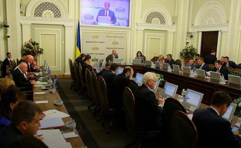 Народні депутати України зірвали засідання погоджувальної ради парламенту, де в цей час мала виступити представник президента у Раді Ірина Луценко.