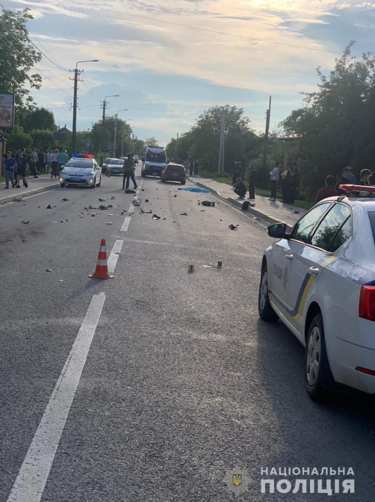 В четверг, 10 июня, в Городеке произошло столкновение скутера, легкового автомобиля и микроавтобуса. В результате аварии погиб 13-летний водитель двухколесного транспорта. Об этом сообщили в Национальной полиции Львовской области.
