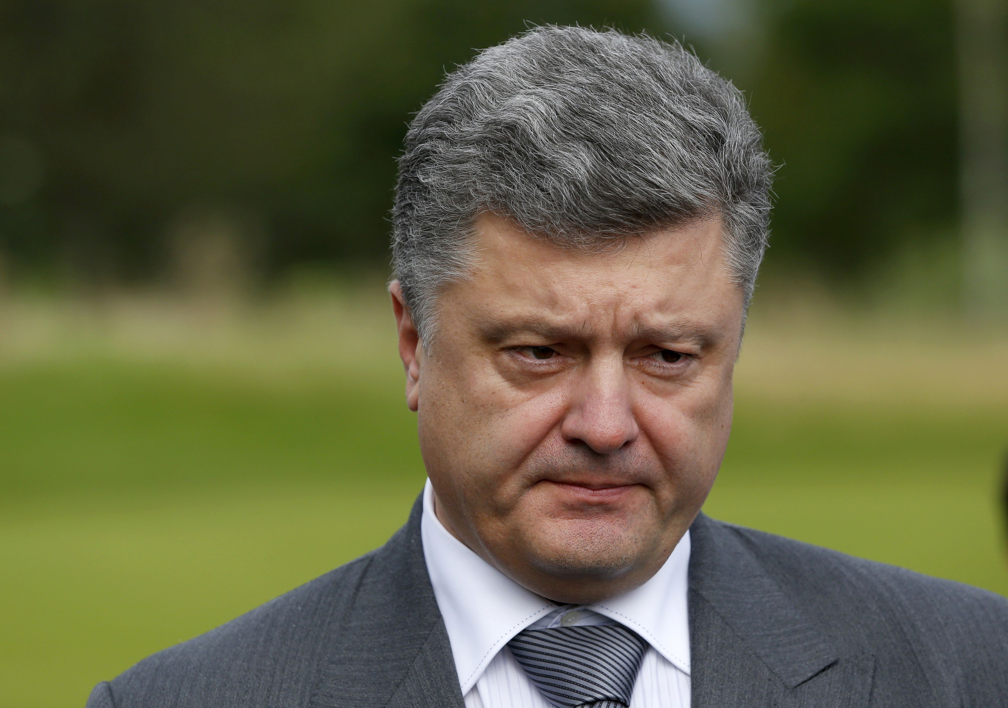 Президент Петр Порошенко заявляет, что угроза войны существует, и она может начаться в любой момент.


