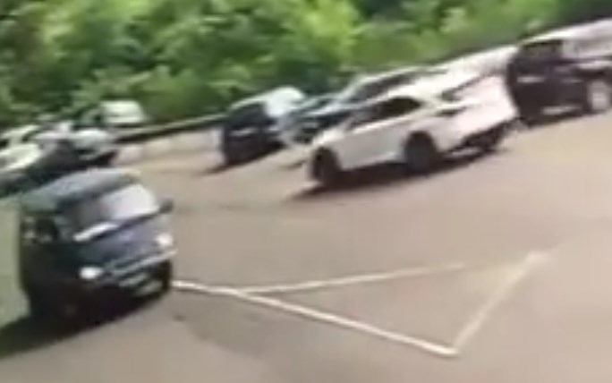 Оприлюднено відео втечі білого автомобіля Lexus з КПП "Вилок" / ВІДЕО