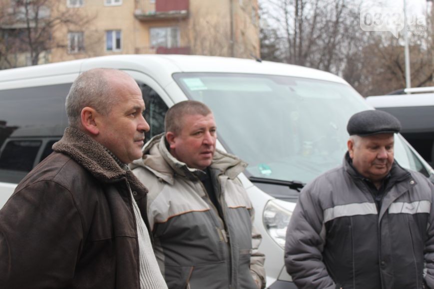 Водії приватних маршрутних таксі Ужгорода, стоянку яких біля автовокзалу влада міста має намір ліквідувати, погрожують перекрити дорогу.