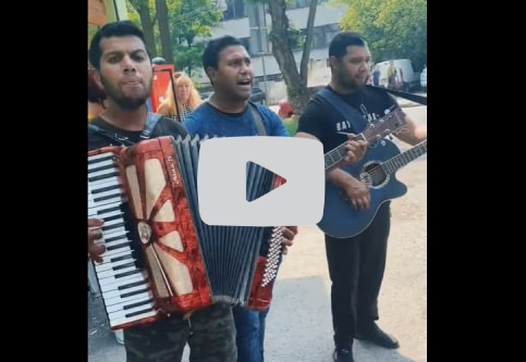 У мережі Фейсбук з'явився відеоролик, на якому роми виконали пісню 