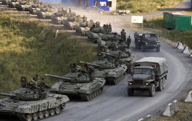Около 10 танков, 10 БМП и 7 грузовых автомобилей террористы переместили из Шахтерска в Донецк. 