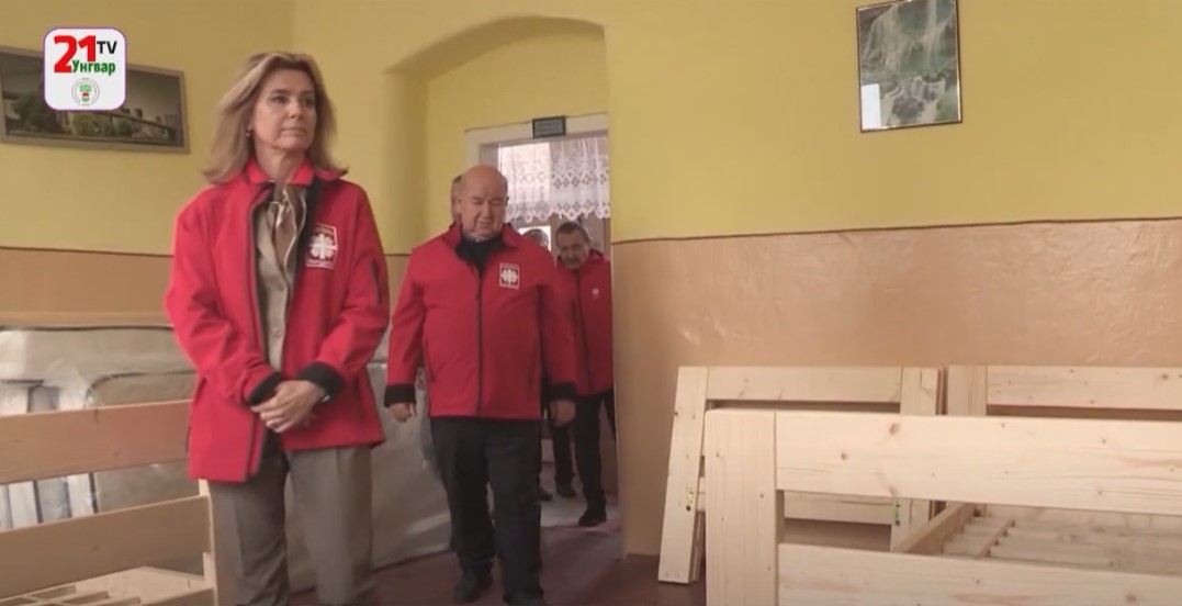 Посол доброї волі з Угорщини передала ліжка для дитячого будинку у Виноградів (ВІДЕО)