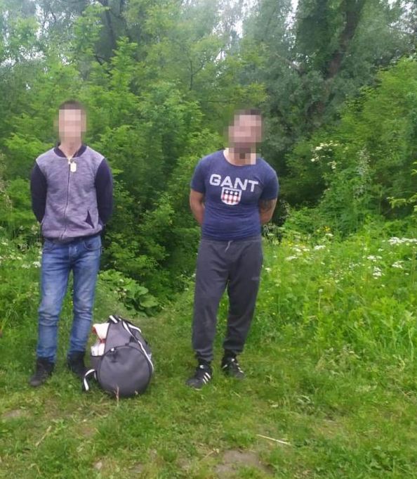 Нелегального мігранта та його переправників затримали учора ввечері прикордонники Мукачівського загону у взаємодії зі своїми румунськими колегами.