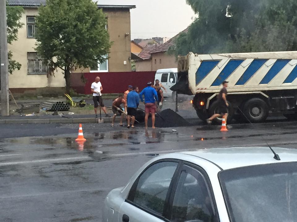 Сьогодні ввечері над Мукачевом пройшлася злива. Та дощ не був перешкодою для представників дорожніх служб міста.