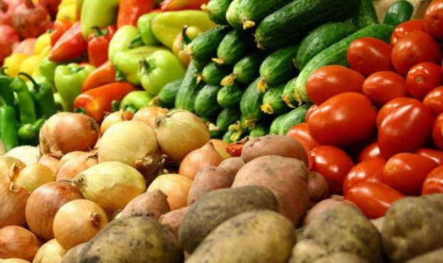 За останній місяць в Україні подешевшали сезонні овочі. Значно доступнішими стали капуста, картопля, огірки, перець, буряк і морква.
