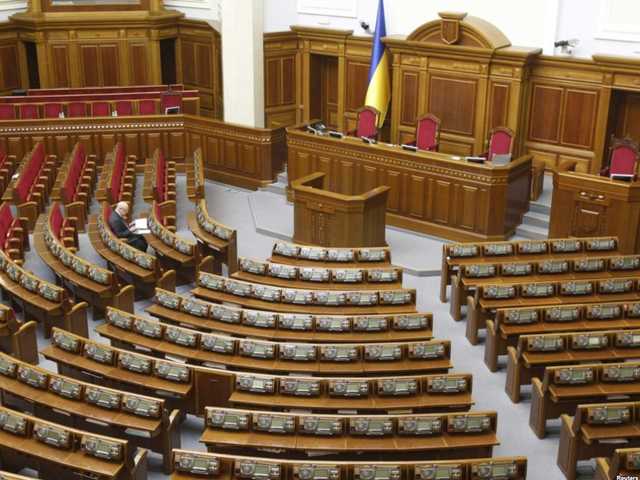 Верховна Рада планує першого дня своєї роботи розглянути десятки законопроєктів, зокрема почати процес внесення змін до Конституції України.


