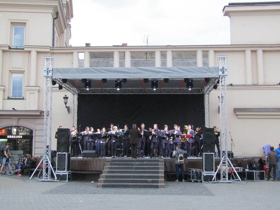 Учора, 8 травня, у День пам’яті, примирення та жалоби за жертвами Другої світової війни, на Театральній площі Ужгорода відбувся урочистий концерт музичних колективів міста.
