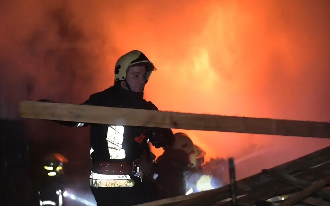 Уночі на Тячівщині вирувала пожежа.