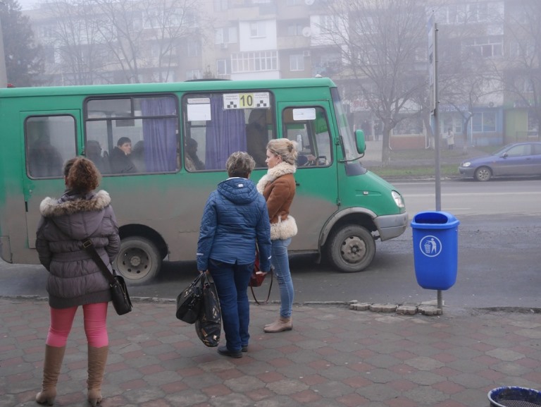 Сині 50-літрові баки кріпляться до стовпів чи стінових поверхонь, їх важко перекинути, мають невеликий отвір, тому туди годі засунути пакет зі сміттям із дому, чим часто грішать ужгородці. 