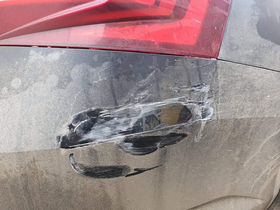 Невідома особа пошкодила припаркований на обочині автомобіль.