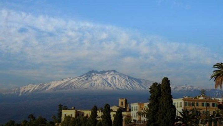 Вчені з Відкритого університету Великобританії встановили, що весь масив вулкана Етна на острові Сицилія сповзає до Середземного моря зі швидкістю 14 мм на рік.
