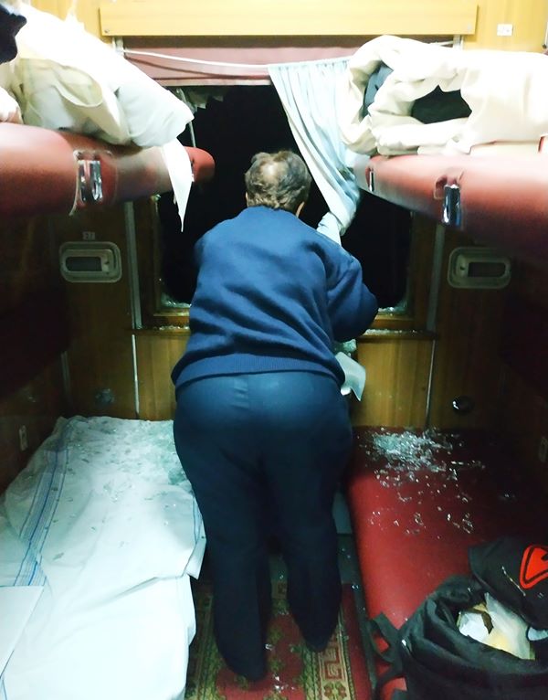 Вчора в поїзді № 357К, що прямував за маршрутом з Києва до Рахова, хулігани з вулиці на ходу розбили вікна.