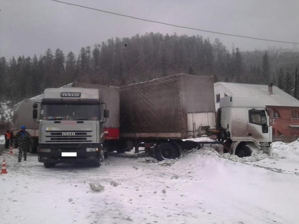 Снігоприбиральна техніка працює погано, а рятувальники не керують рухом вантажівок, що призводить до аварій.