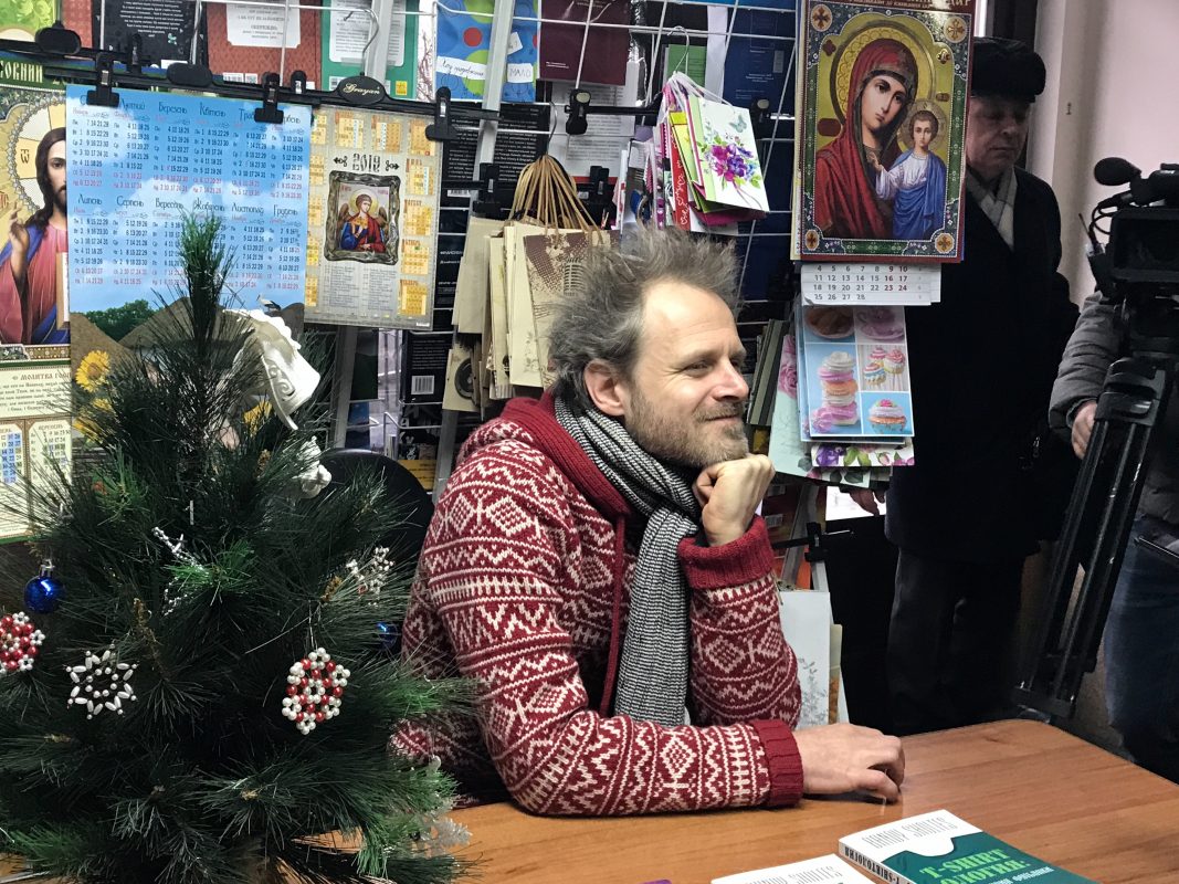 У книжковому магазині «Кобзар» вчора, 3 грудня, почалася акція «Письменник за прилавком», а гарна книга, як відомо, – чудовий подарунок.