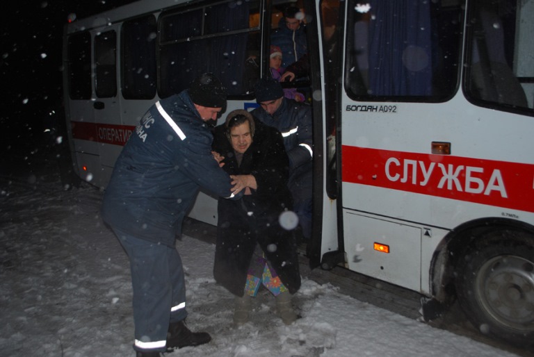 Через обстрелы спасатели не могут эвакуировать жителей некоторых городов - ГСЧС