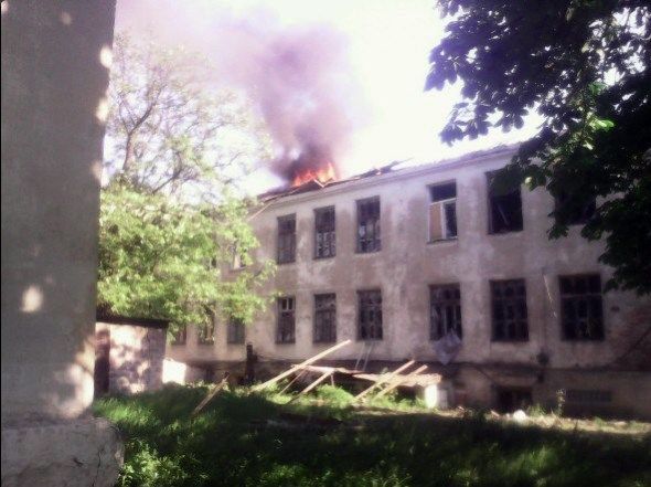 Обстріл Красногорівки триває, горить будівля школи. 