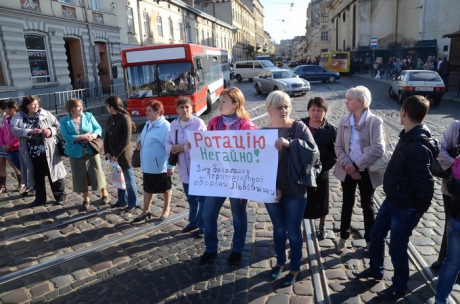 Родичі військових близько 6 годин блокували рух у Львові, вимагаючи ротації