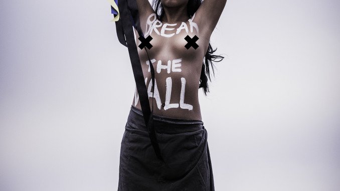 Участница известного украинского феминистского движения Femen в Киеве устроила акцию под названием «The wall».