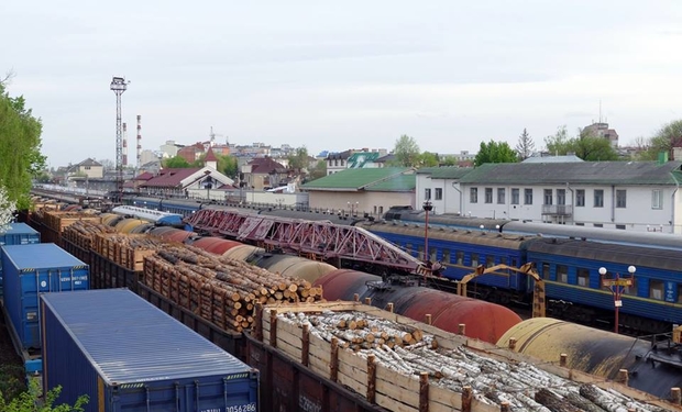 Сегодня Государственное агентство лесных ресурсов Украины обратилось с просьбой расследовать ситуацию с задержанными 182 железнодорожными вагонами с древесиной на пунктах пересечения государственной границы.