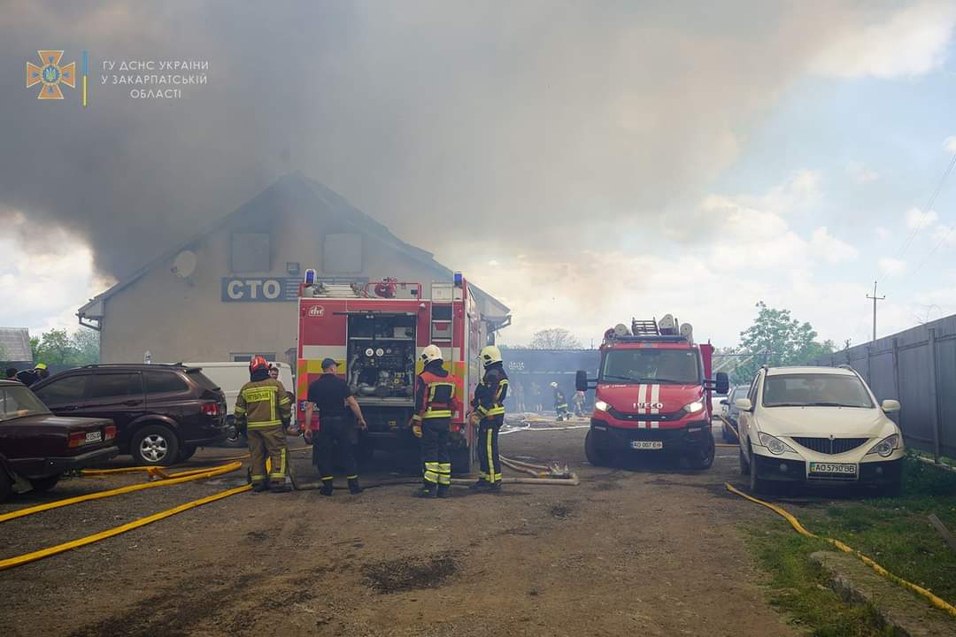 Ужгородские пожарные ликвидировали пожар на СТО, сообщает Государственная служба по чрезвычайным ситуациям Закарпатья.