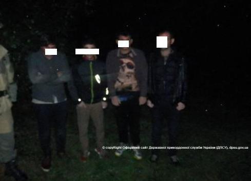 Учора ввечері на двох ділянках відповідальності відділів Мукачівського загону прикордонники затримали 5 порушників, які прямували в бік українсько-угорського кордону.