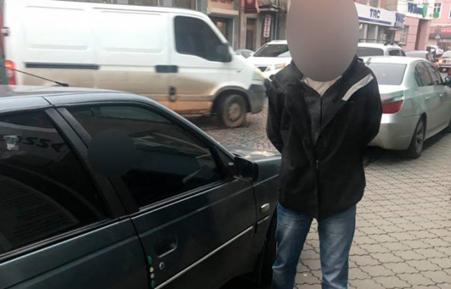 10 листопада невідомі особи, погрожуючи ножем, викрали у чоловіка старенький автомобіль марки Peugeot 405.
