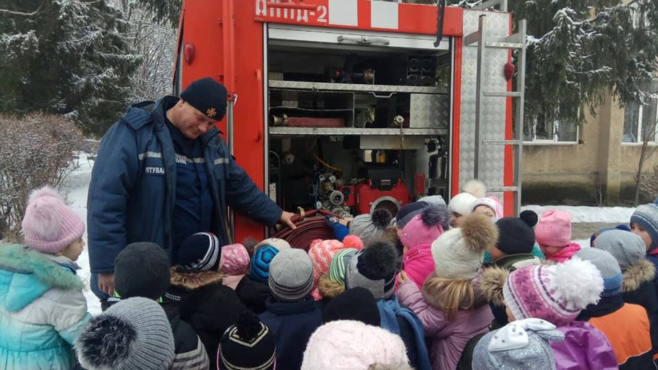 22 січня до вихованців дошкільного навчального закладу №8 м. Виноградів завітали рятувальники, аби разом із персоналом закладу провести урок безпеки.
