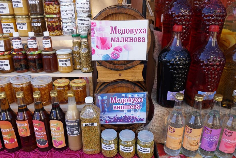 Поблизу історико-культурного центру «Совине гніздо» можна скуштувати й придбати мед, продукти бджільництва, медові алкогольні напої тощо.