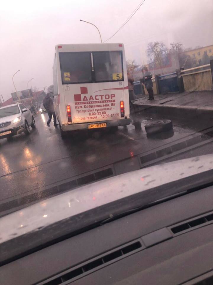 По вулиці Акудінова у транспортну пригоду потрапило маршрутне таксі із пасажирами.