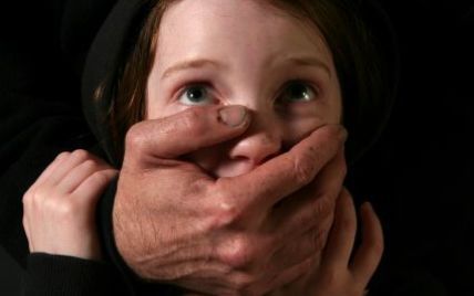 На Закарпатті затримали чоловіка, який, імовірно, систематично гвалтував своїх доньок.