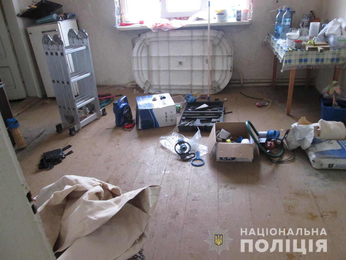 Працівники Тячівського відділу поліції оперативно розкрили крадіжку будівельних інструментів та матеріалів з будинку. Слідство у справі триває.