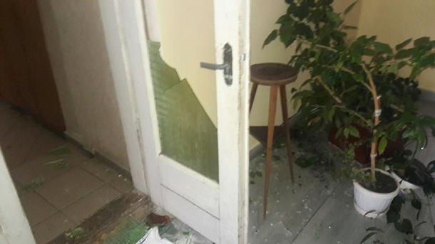 Злоумышленник разбил стекло в двери здания, перевернул цветочные горшки и нанес ущерб пациентам.