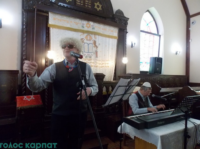 А пообіді у місцевій синагозі звучали мелодії від уродженця Мукачева Ференца Феді Яворі та Петера Сіамі Мюллера.