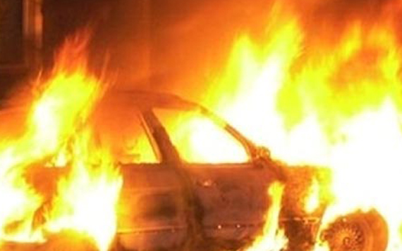 Вчера поздно вечером во дворе многоэтажки на улице Минайская в Ужгороде горел автомобиль «Опель Виваро». Машина принадлежит водителю одного из частных предприятий.