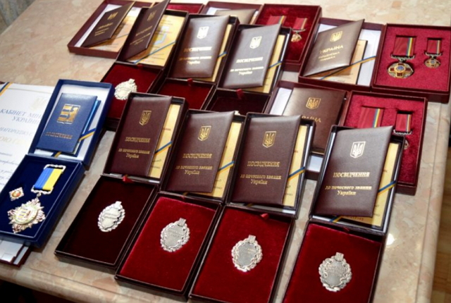 У п’ятницю 29 березня, в Камінному залі облдержадміністрації Геннадій Москаль в урочистій обстановці вручив відзнаки 15-ом закарпатцям, удостоєним державних та обласних нагород.