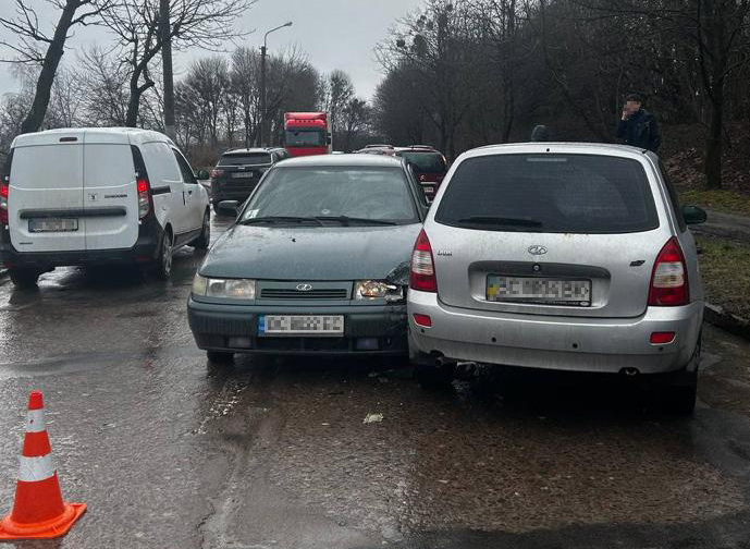 Дорожньо-транспортна пригода сталася 9 березня о 15.40 на вулиці Єрошенка у Львові.
