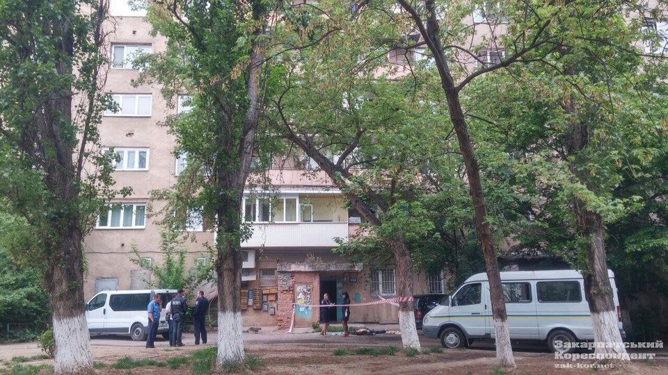 В Ужгороде мужчина упал с многоэтажки