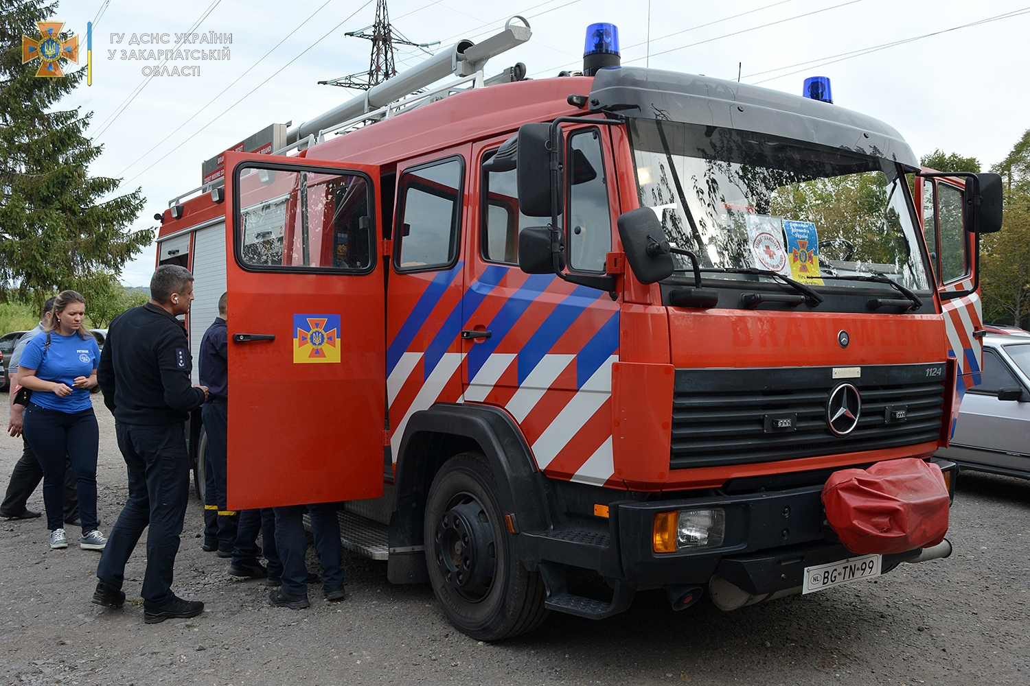 Закордонні колеги українських рятувальників не стоять осторонь – сьогодні на Закарпаття приїхала автоцистерна марки Mercedes-Benz із Нідерландів.