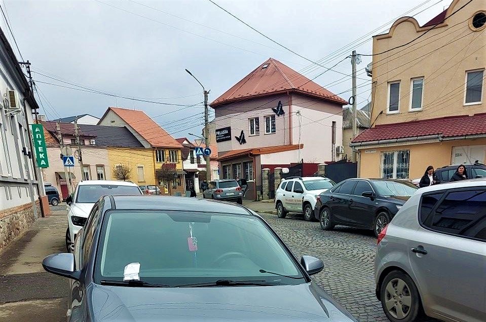 В Мукачеві 365 водіїв притягнуто до адміністративної відповідальності за паркування у невстановлених місцях з початку березня.