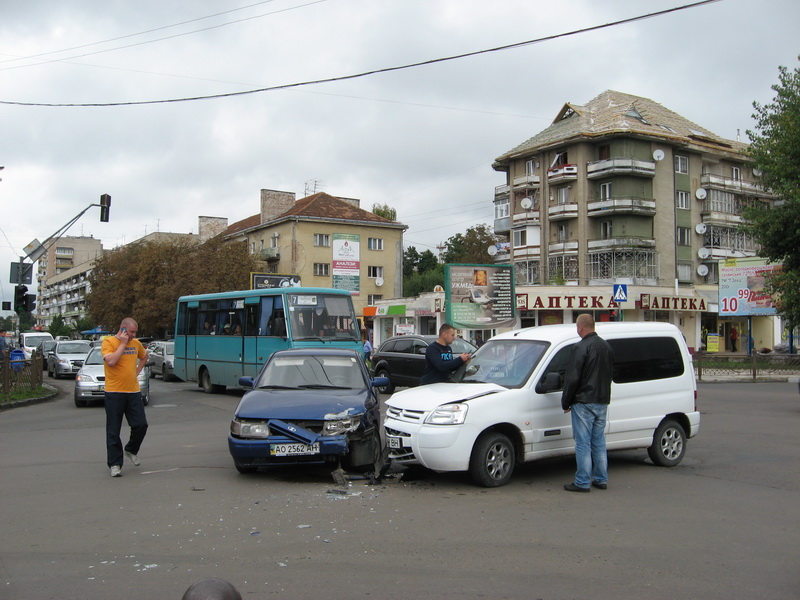 В Ужгороді сталася серйозна ДТП біля "Фокстрота": зіткнулись "Lada" та "Citroen" / ФОТОФАКТ