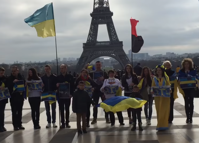 У Парижі біля Ейфелевої вежі відбулася акція проти російської окупації Криму.