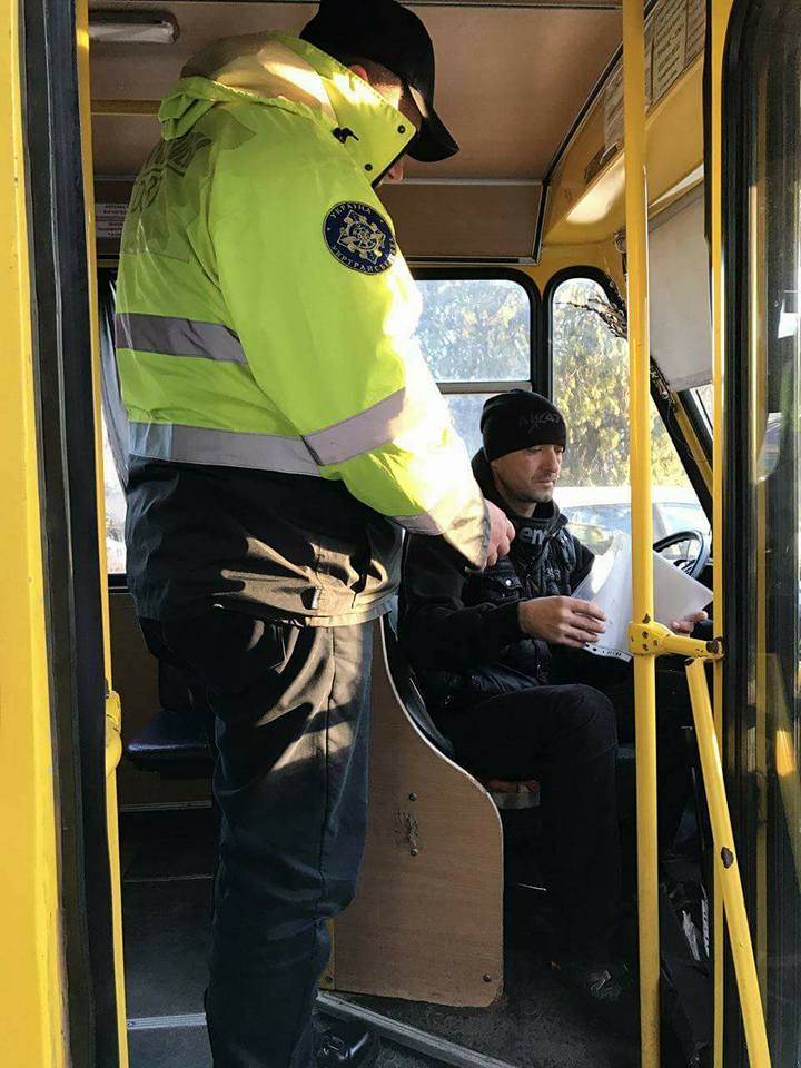Сьогодні 28.11.2017 р. інспектори управління Укртрансбезпеки під час рейдової перевірки здійснили перевірку автобусів, що виконують перевезення пасажирів на маршруті 12 в Ужгороді.
