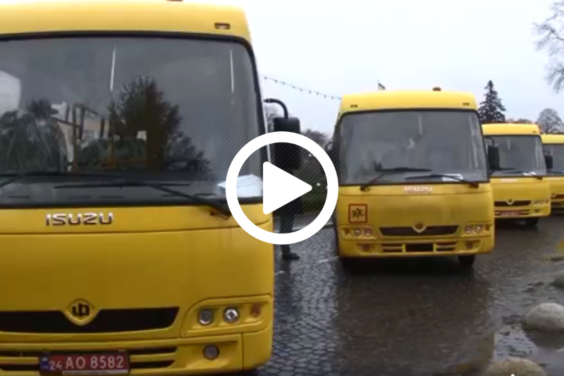 Один з 16 новеньких шкільних автобусів передали вищому професійному училищу Виноградова.