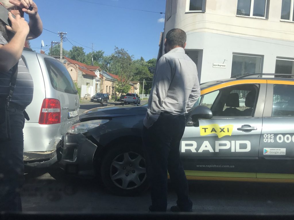 Сегодня, 21 мая, около 17.30 произошло дорожно-транспортное происшествие на улице Берчени в Ужгороде.